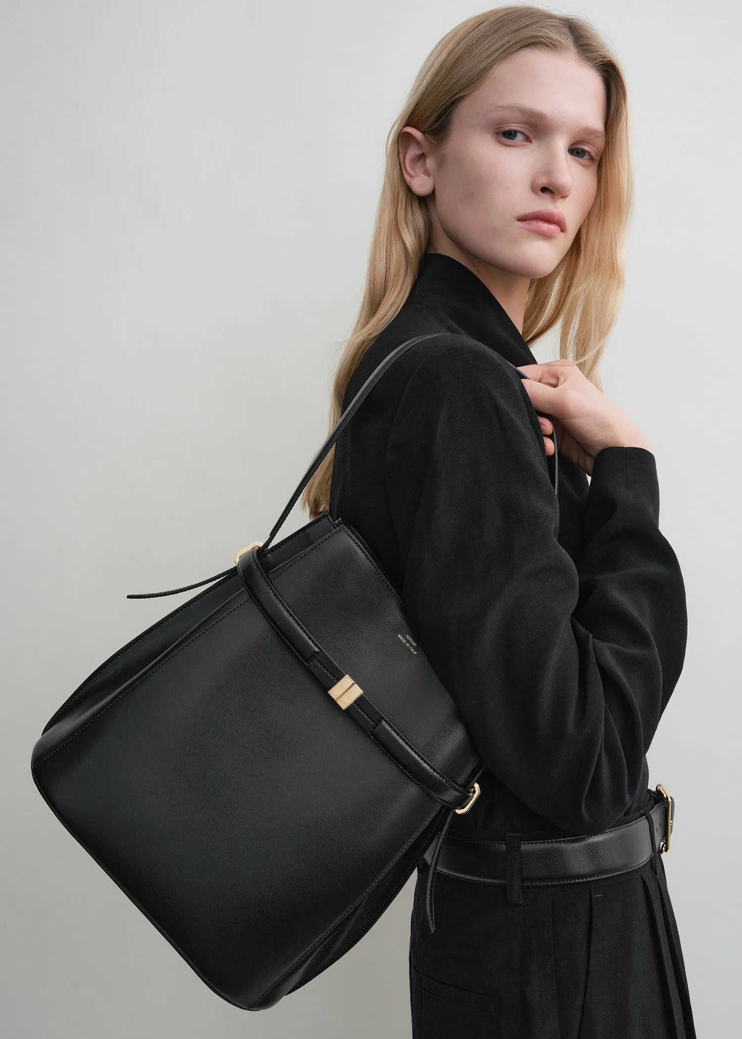 Belted leather bucket bag black