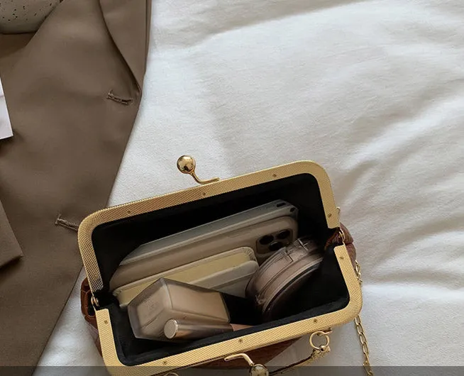 CL948 - Chain Shell Messenger Bag