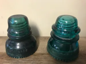 [L] <€€ Vintage Pair Set/2 4” Green Aqua Glass Hemingray USA Railroad Telephone Pole Insulators #40 #42