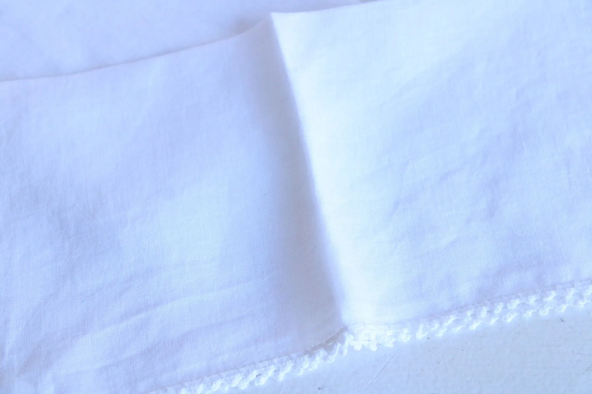 Vintage 1940s Pair of White Linen Napkins with Crochet Lace Trim