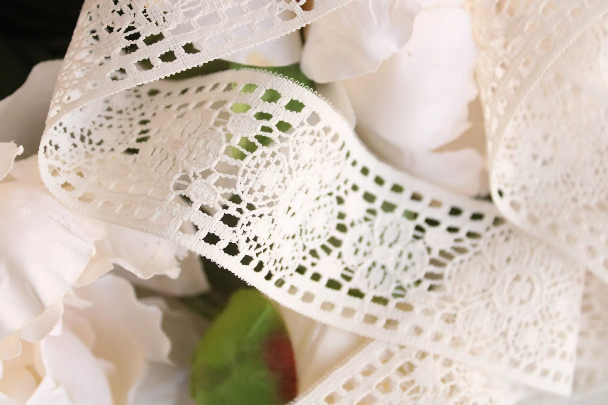 Vintage 1960s Ivory Lace Trim, 2.5 Yard, 1.75" Wide