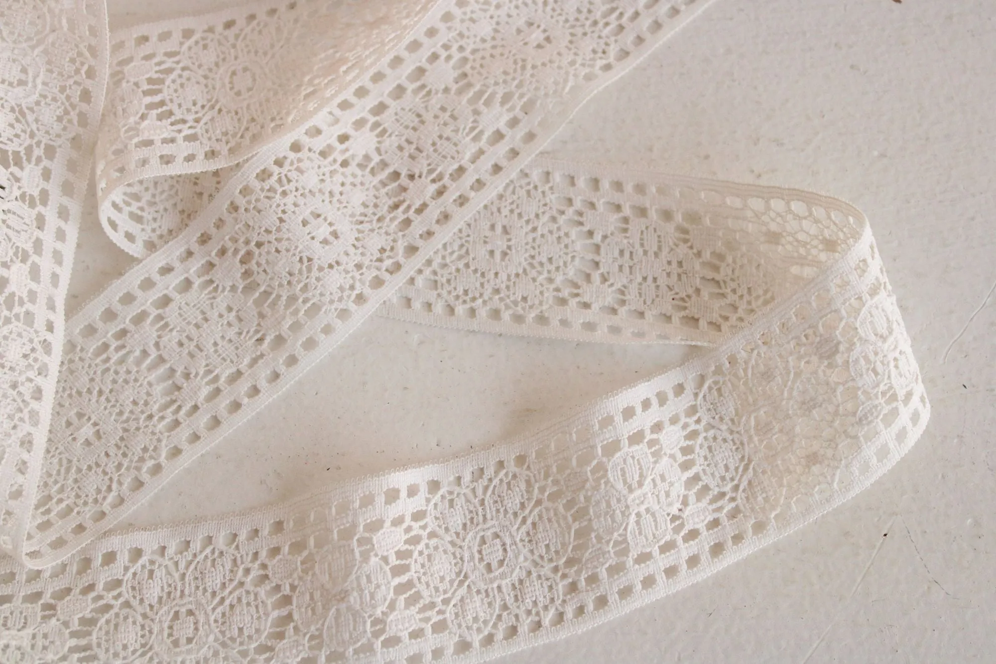 Vintage 1960s Ivory Lace Trim, 2.5 Yard, 1.75" Wide