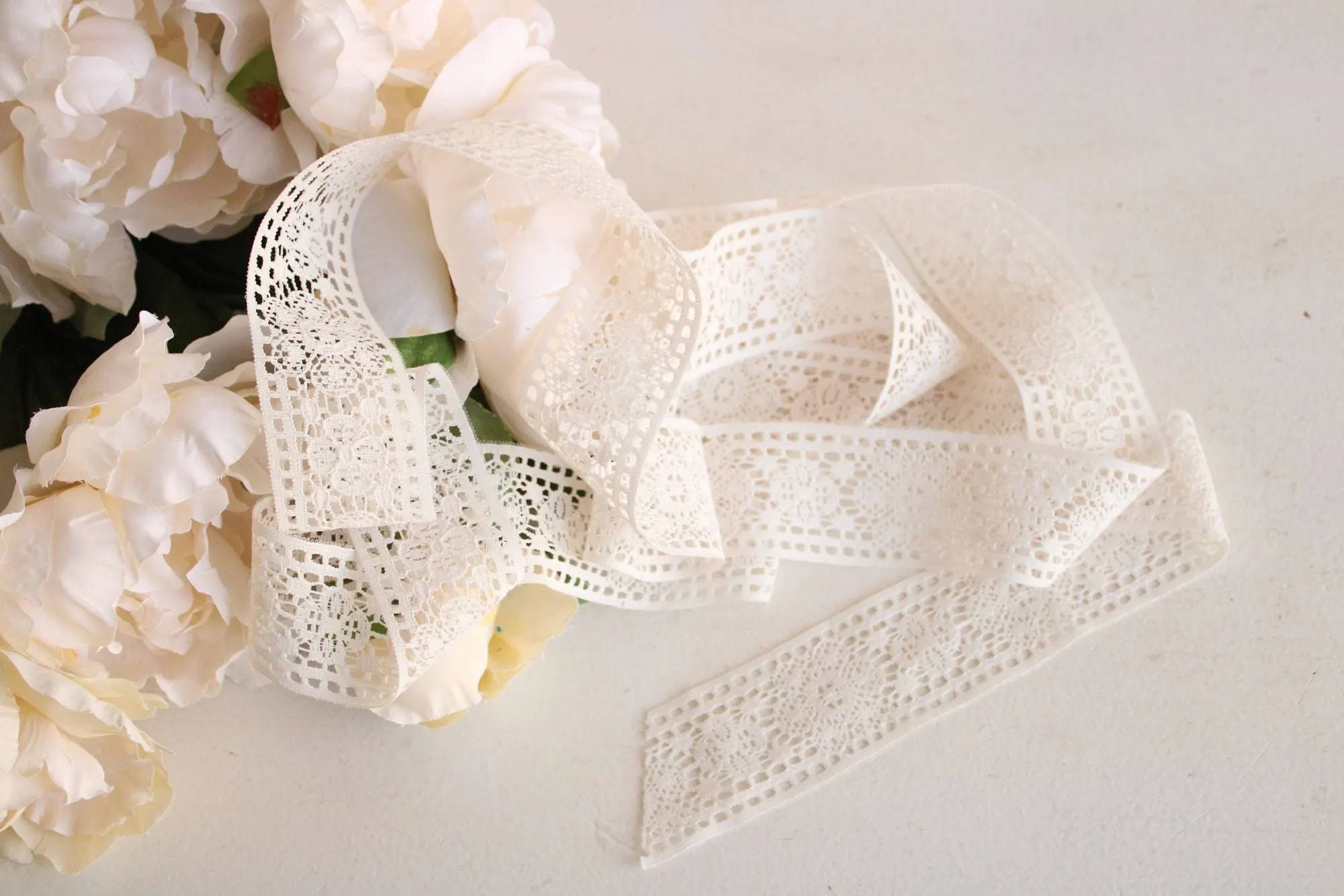 Vintage 1960s Ivory Lace Trim, 2.5 Yard, 1.75" Wide