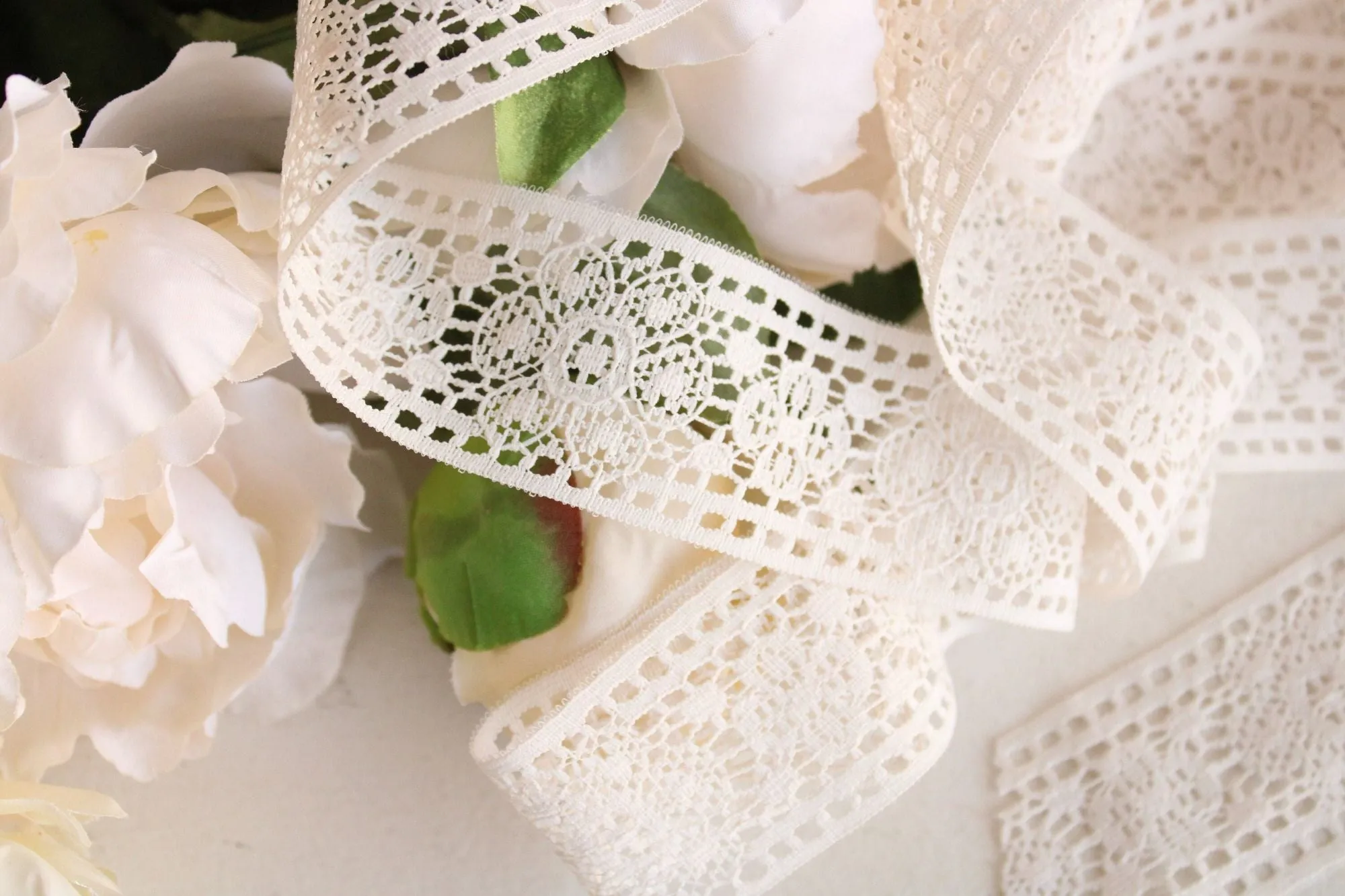 Vintage 1960s Ivory Lace Trim, 2.5 Yard, 1.75" Wide