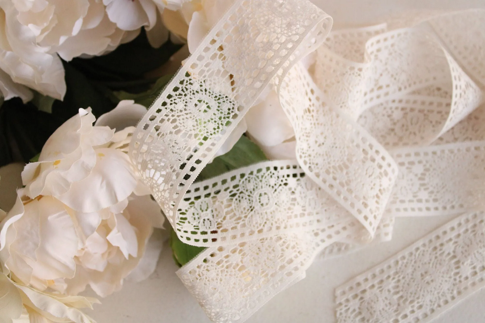 Vintage 1960s Ivory Lace Trim, 2.5 Yard, 1.75" Wide