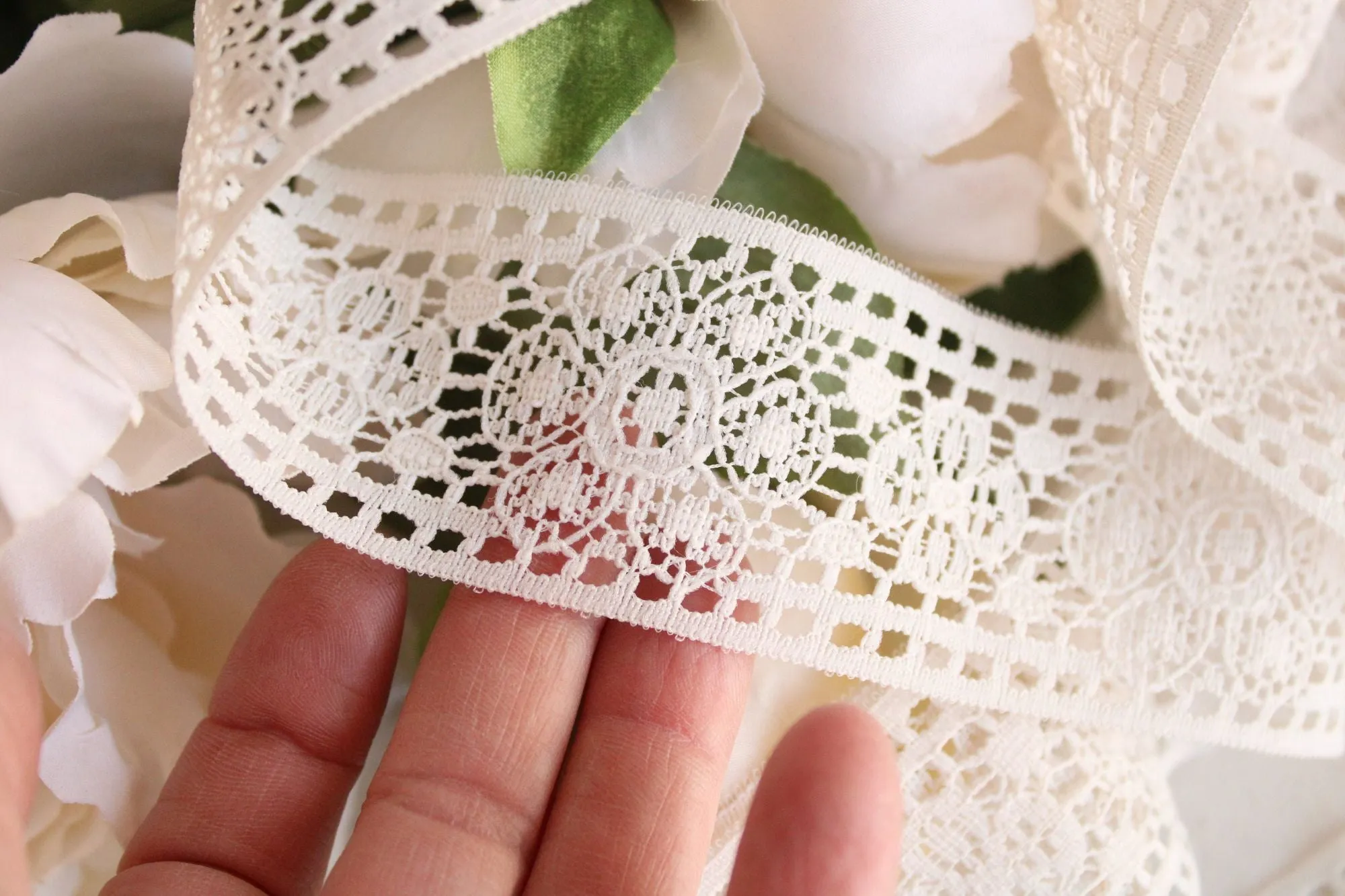 Vintage 1960s Ivory Lace Trim, 2.5 Yard, 1.75" Wide