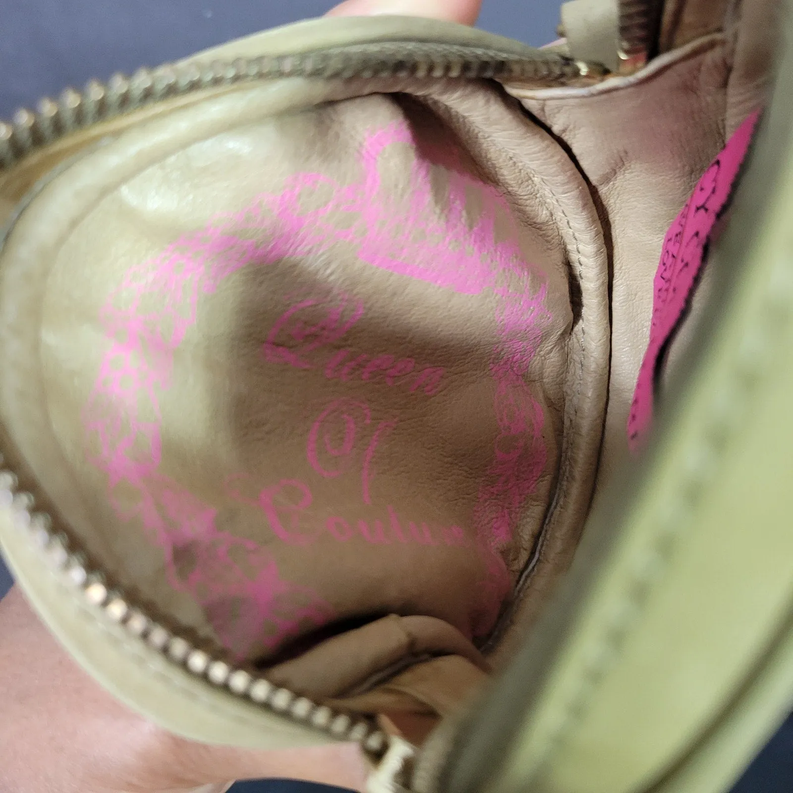 Vintage Y2K Juicy Couture Signature Bag Tan Circle Mini Logo Chain Retro Crossbody Canteen Leather Bling Sparkle